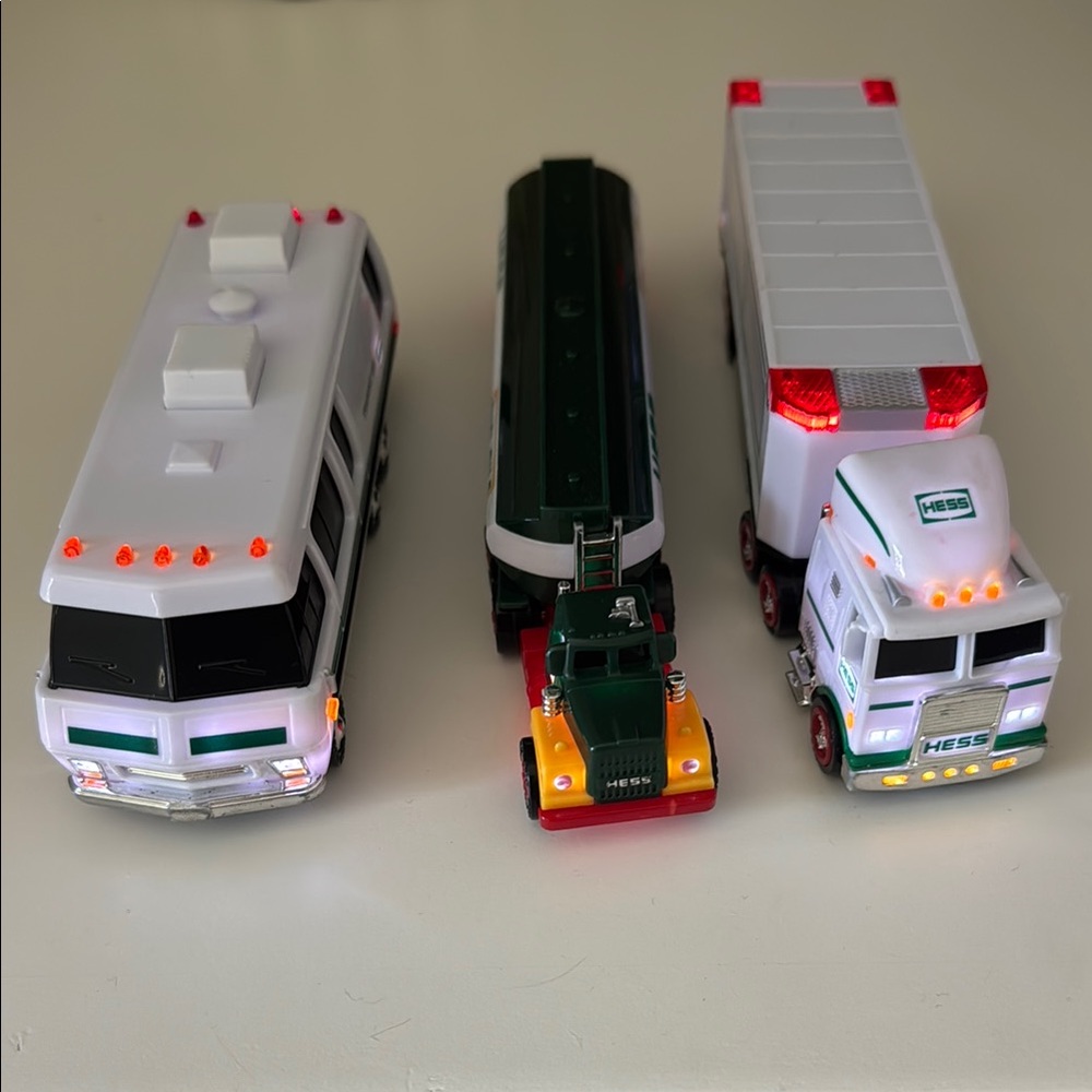 Hess Mini Toy Truck and Vehicles Set - White and Green - Picture 6 of 6